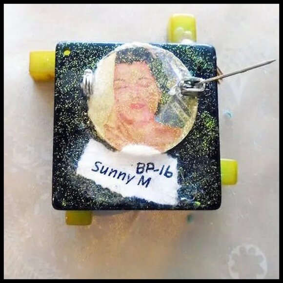 Retro Brooch Pin with Vintage Bakelite & Sealife Lucite VFG - Picture 5 of 12